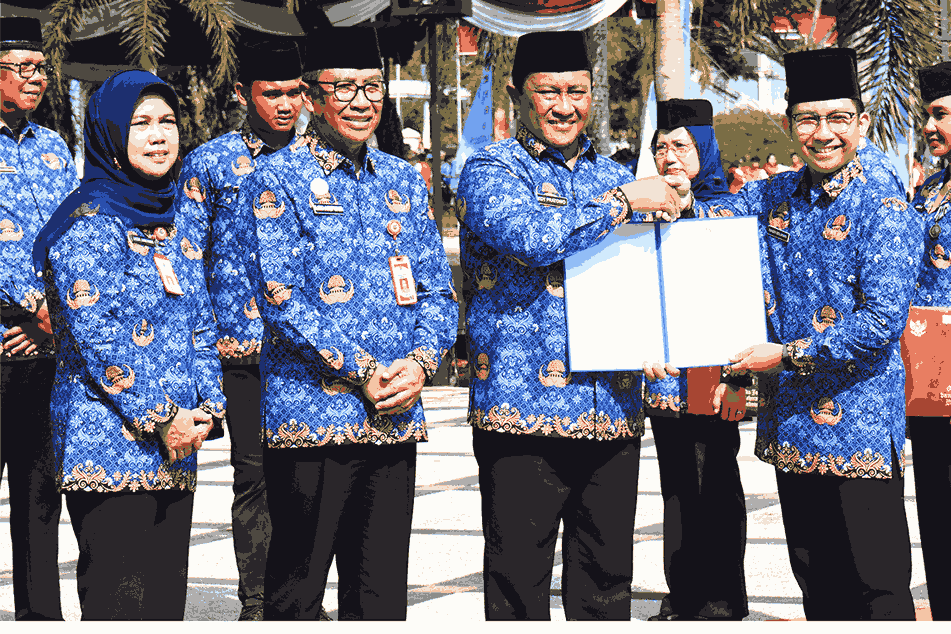 Wagub Kalteng Serahkan SK PPPK Tahap II dan Paruh Waktu Usai Upacara HUT ke-54 KORPRI