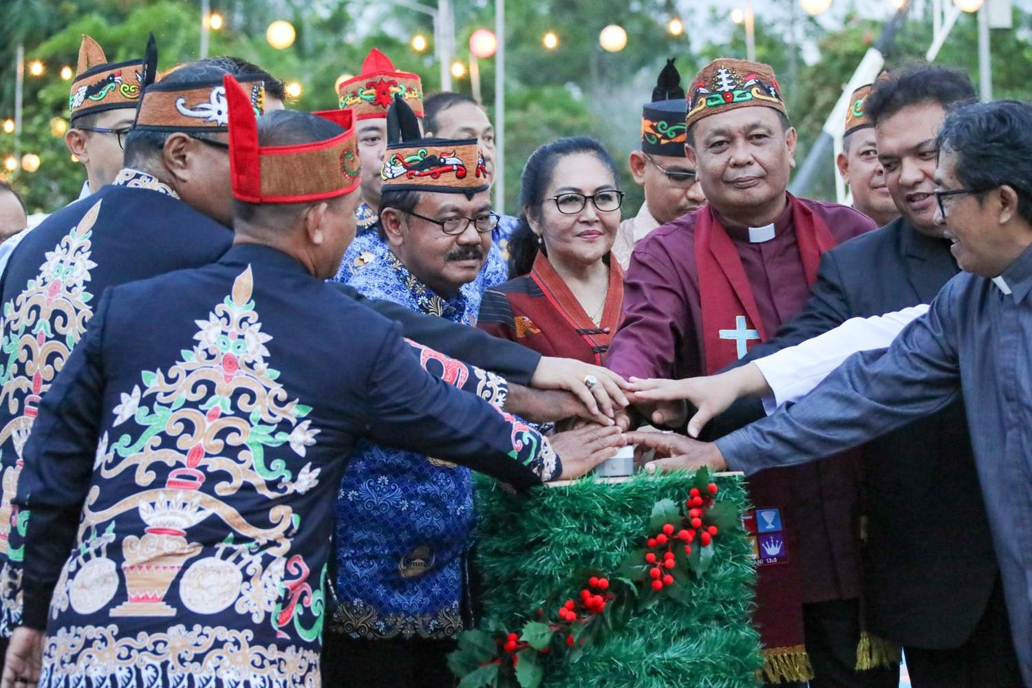 Penyalaan Perdana Lampu Natal 2025 di Bundaran Besar, Pemprov Kalteng Ajak Maknai Terang sebagai Pengharapan   
