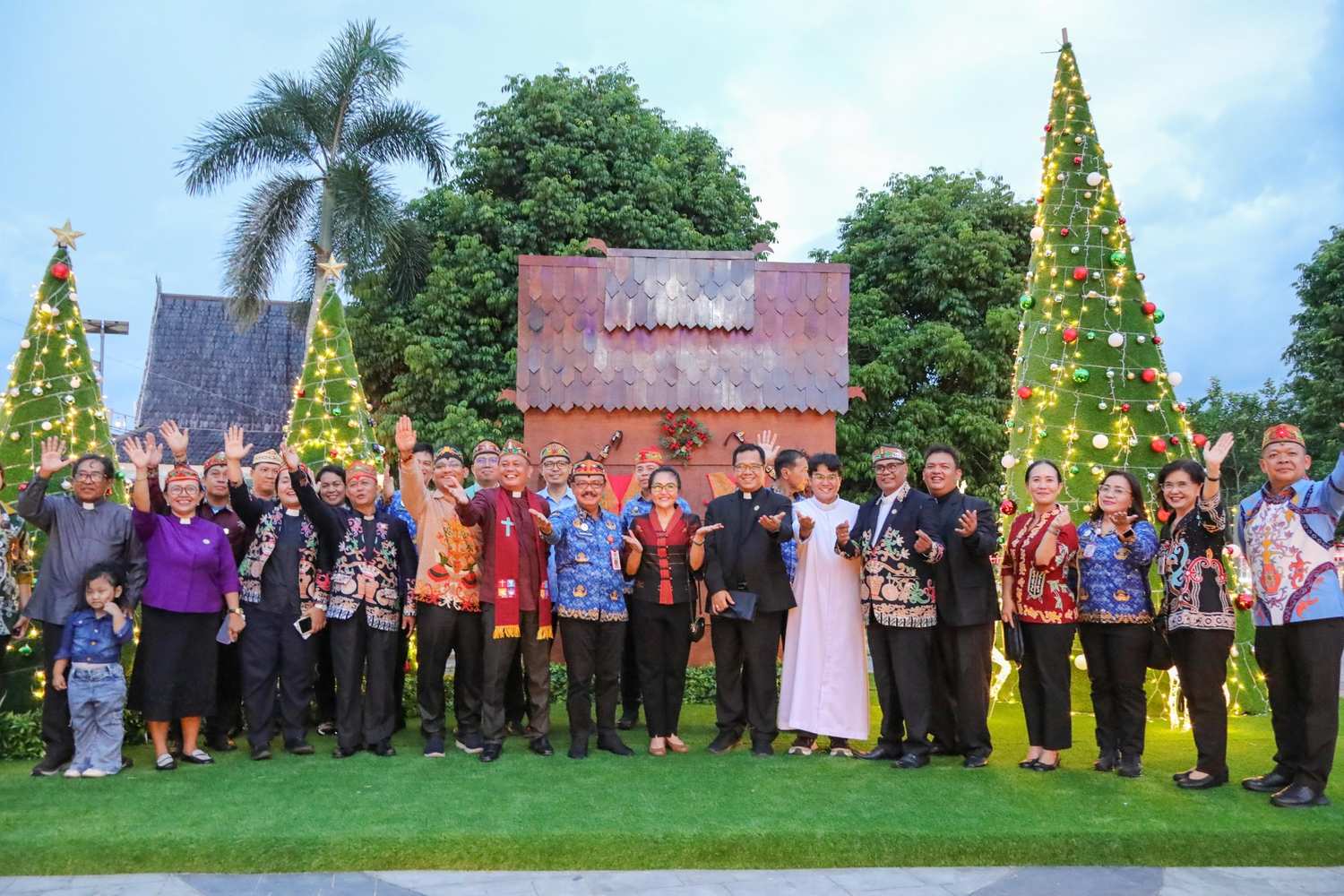 Penyalaan Perdana Lampu Natal 2025 di Bundaran Besar, Pemprov Kalteng Ajak Maknai Terang sebagai Pengharapan   