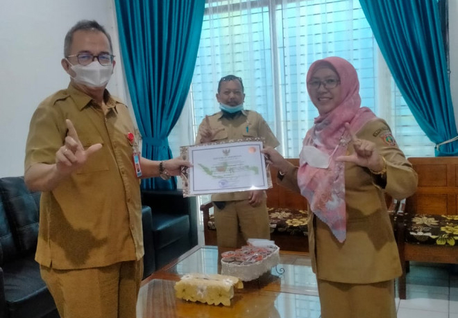 Kepala Dispursip Kobar Serahkan Sertifikat Akreditasi Perpustakaan kepada SMPN 1 Arut Selatan
