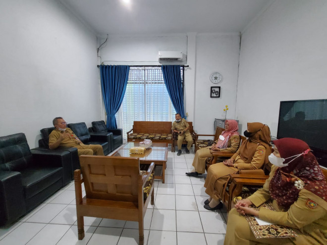 Kepala Dispursip Kobar Serahkan Sertifikat Akreditasi Perpustakaan kepada SMPN 1 Arut Selatan