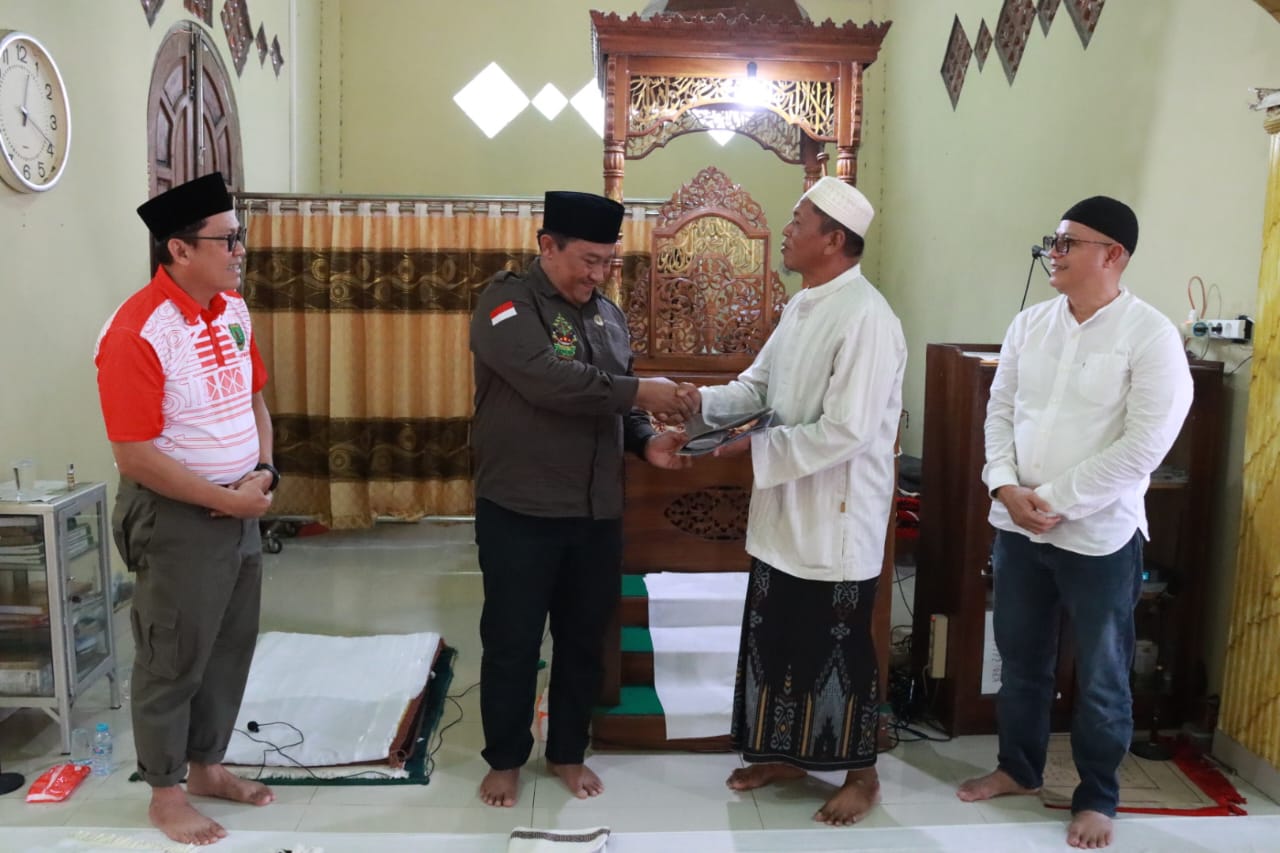 Gubernur Kalteng Berikan Bantuan Uang Tunai untuk Pengurus Masjid Besar Ar-Rahman Jihi Kecamatan Pematang Karau Kab. Bartim