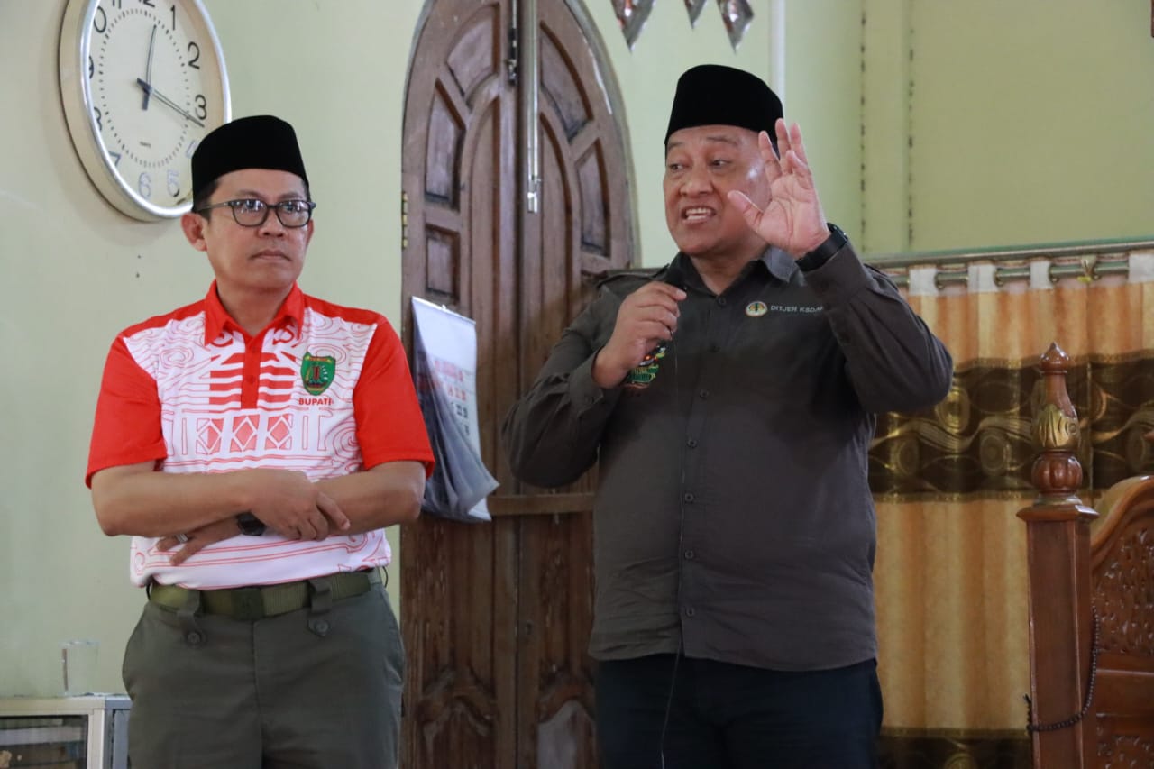 Gubernur Kalteng Berikan Bantuan Uang Tunai untuk Pengurus Masjid Besar Ar-Rahman Jihi Kecamatan Pematang Karau Kab. Bartim