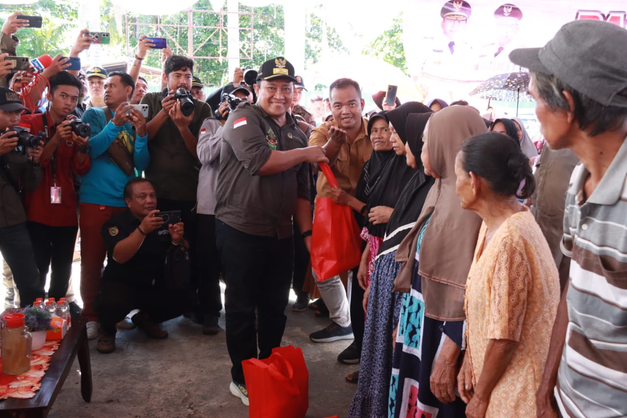 Wagub Edy Pratowo Buka Pasar Penyeimbang Sekaligus Menyapa Masyarakat di Kecamatan Dusun Selatan