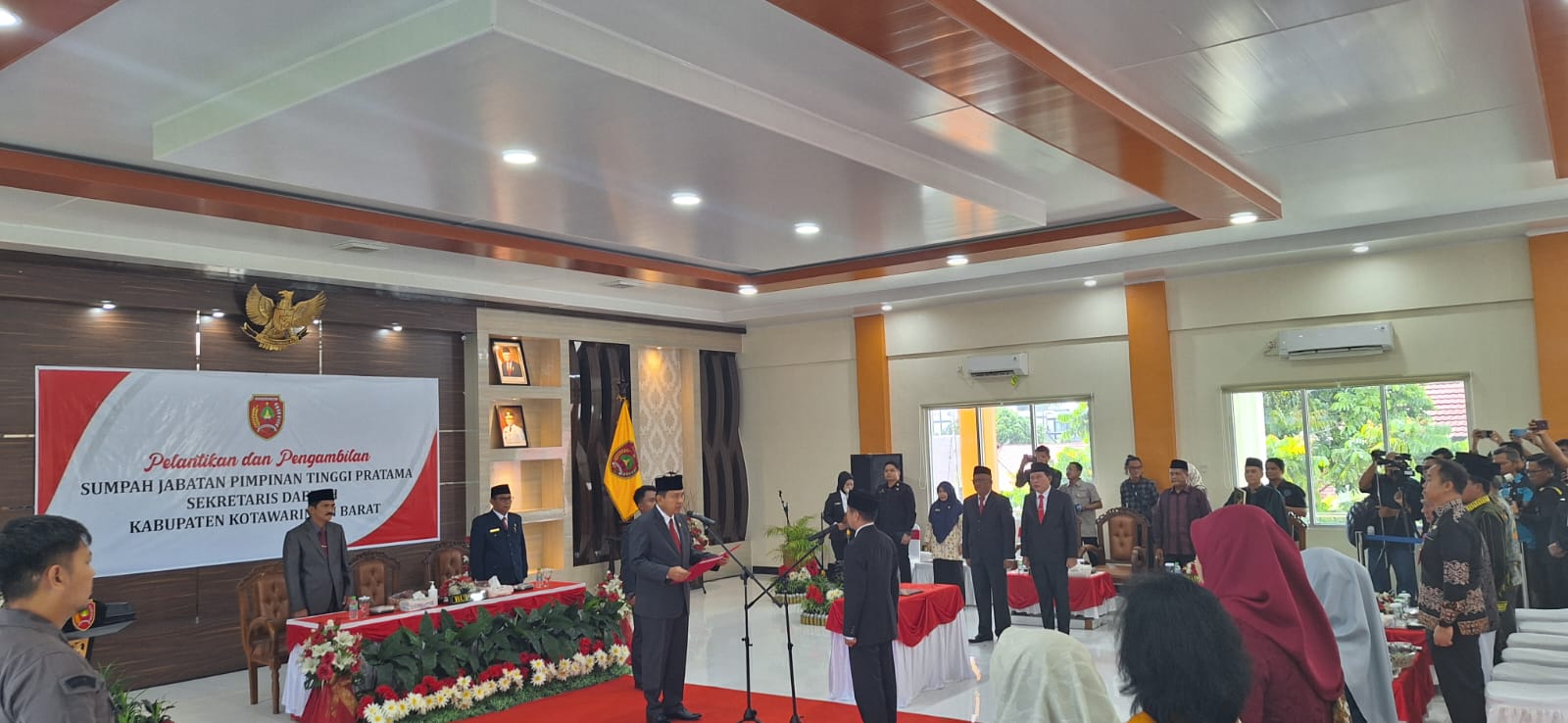 Kepala Badan Kesbangpol Prov. Kalteng Jadi Saksi Pelantikan Sekda Kab. Kobar