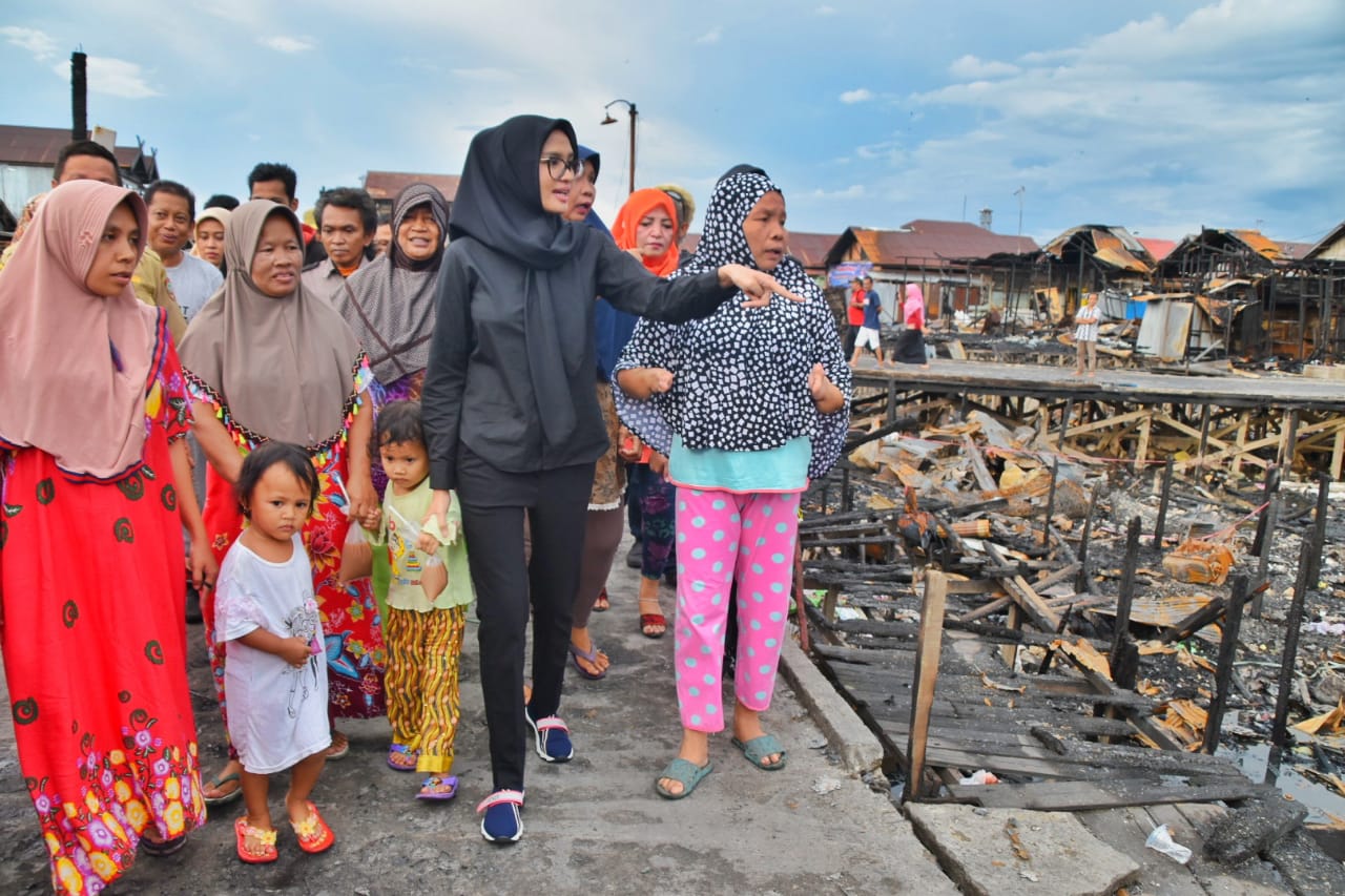 Ketua TP PKK Prov. Kalteng Ivo Sugianto Sabran Beri Bantuan Kepada Korban Kebakaran Puntun