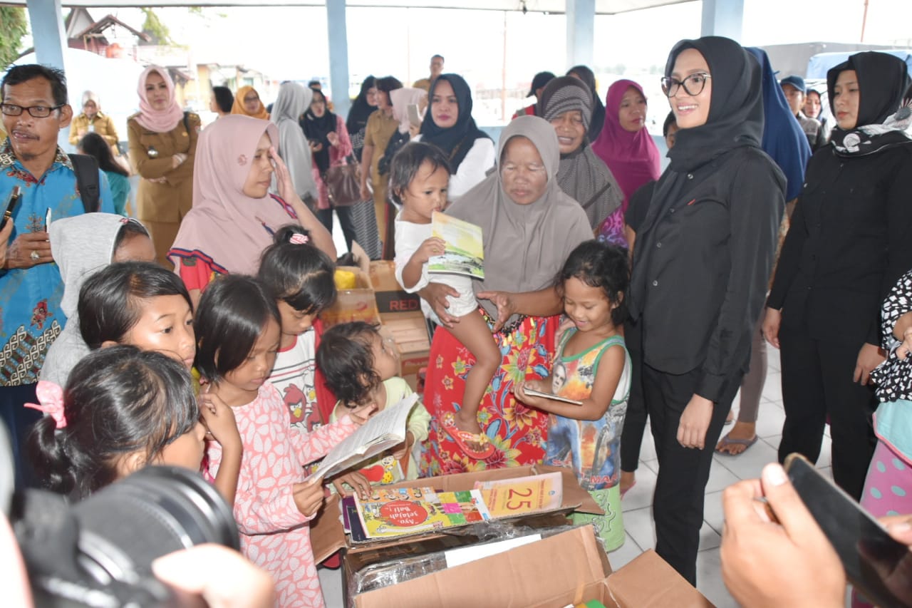 Ibu Ivo Berikan Dukungan Moril Kepada Anak-Anak Korban Kebakaran Puntun
