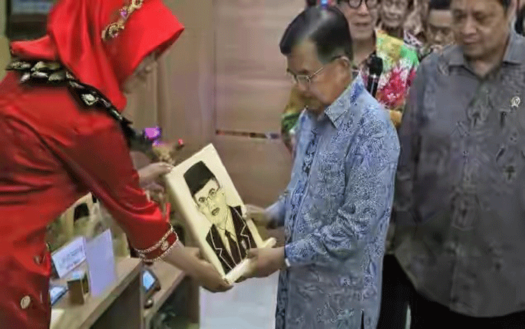 Hasil Karya WBP Lapas Pangkalan Bun Curi Perhatian Wapres Jusuf Kalla