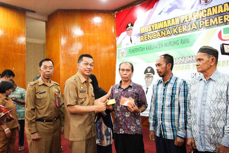 Serah Terima Pemanfaatan Kartu Mura Sejahtera Kepada Masyarakat