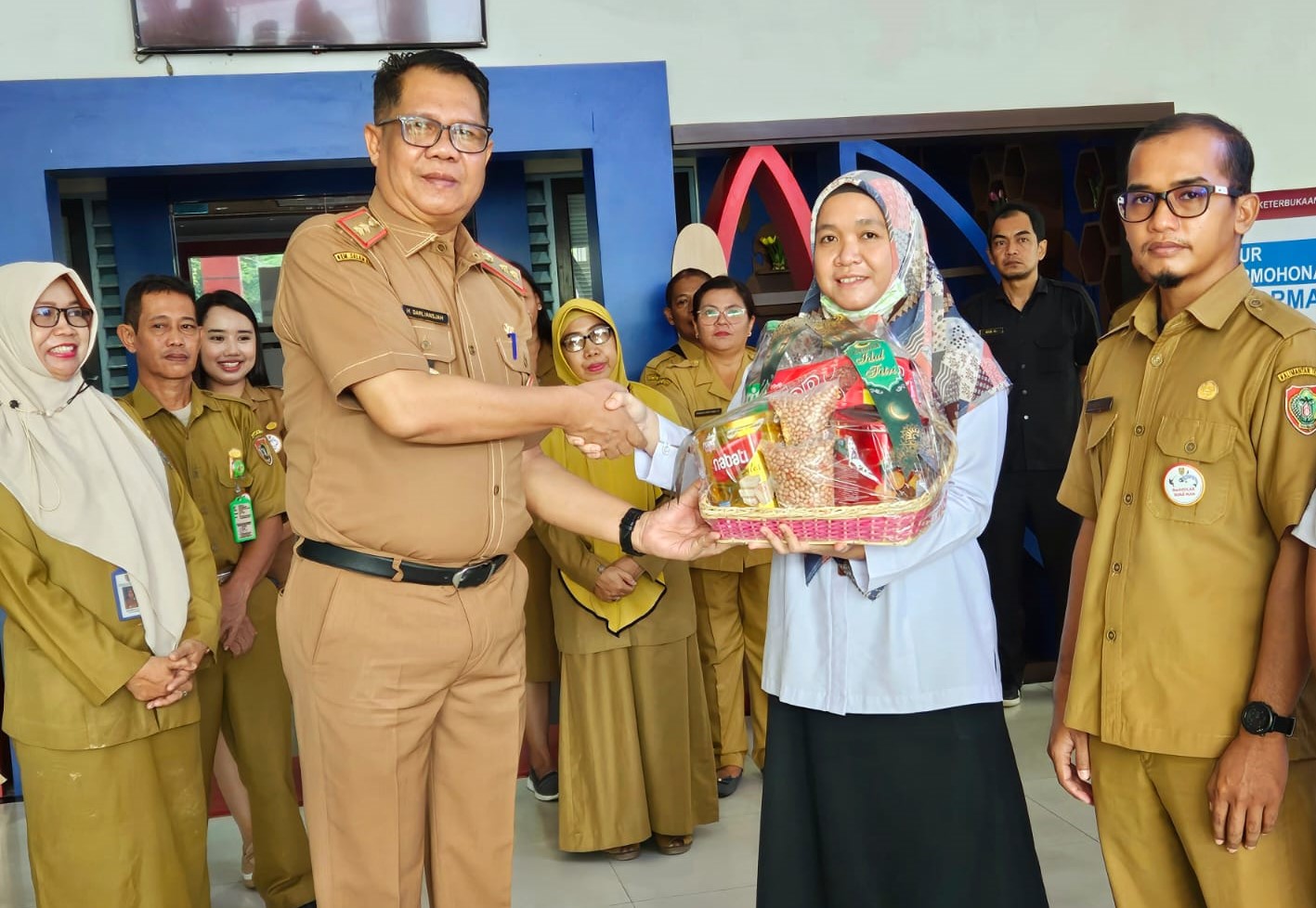 Sambut Hari Raya Idulfitri 1445 H, Kepala Dislutkan Prov. Kalteng Berikan Bingkisan Lebaran Berkah