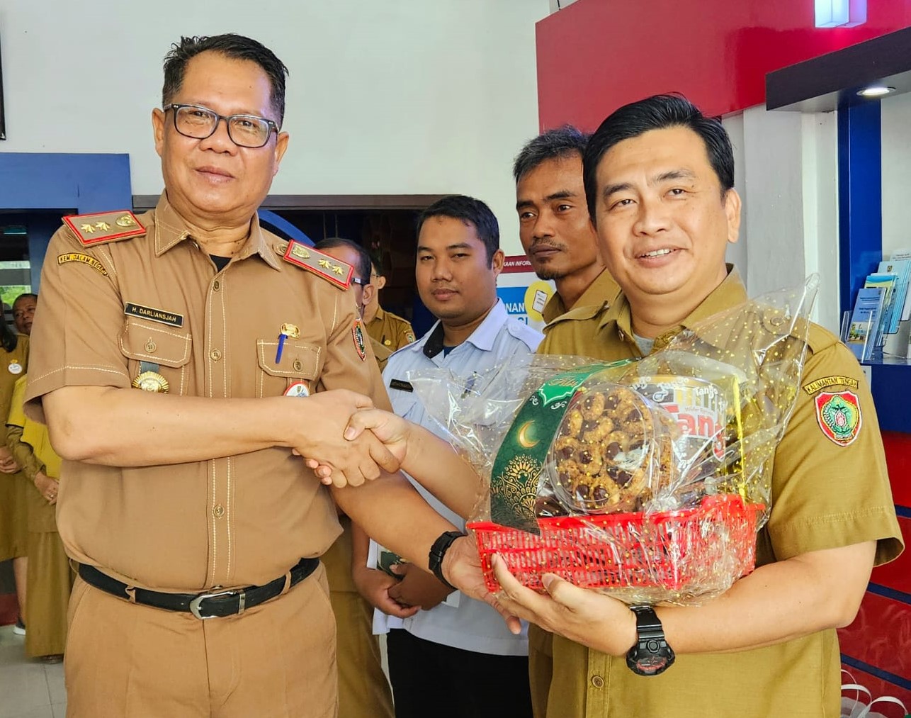 Sambut Hari Raya Idulfitri 1445 H, Kepala Dislutkan Prov. Kalteng Berikan Bingkisan Lebaran Berkah