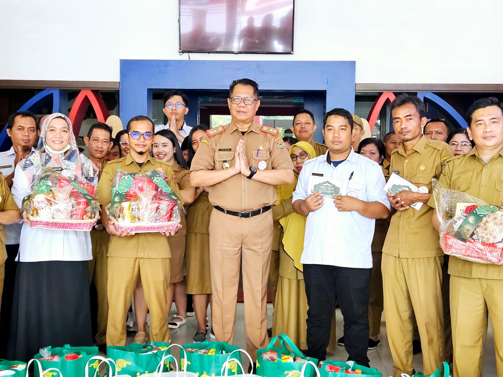Sambut Hari Raya Idulfitri 1445 H, Kepala Dislutkan Prov. Kalteng Berikan Bingkisan Lebaran Berkah