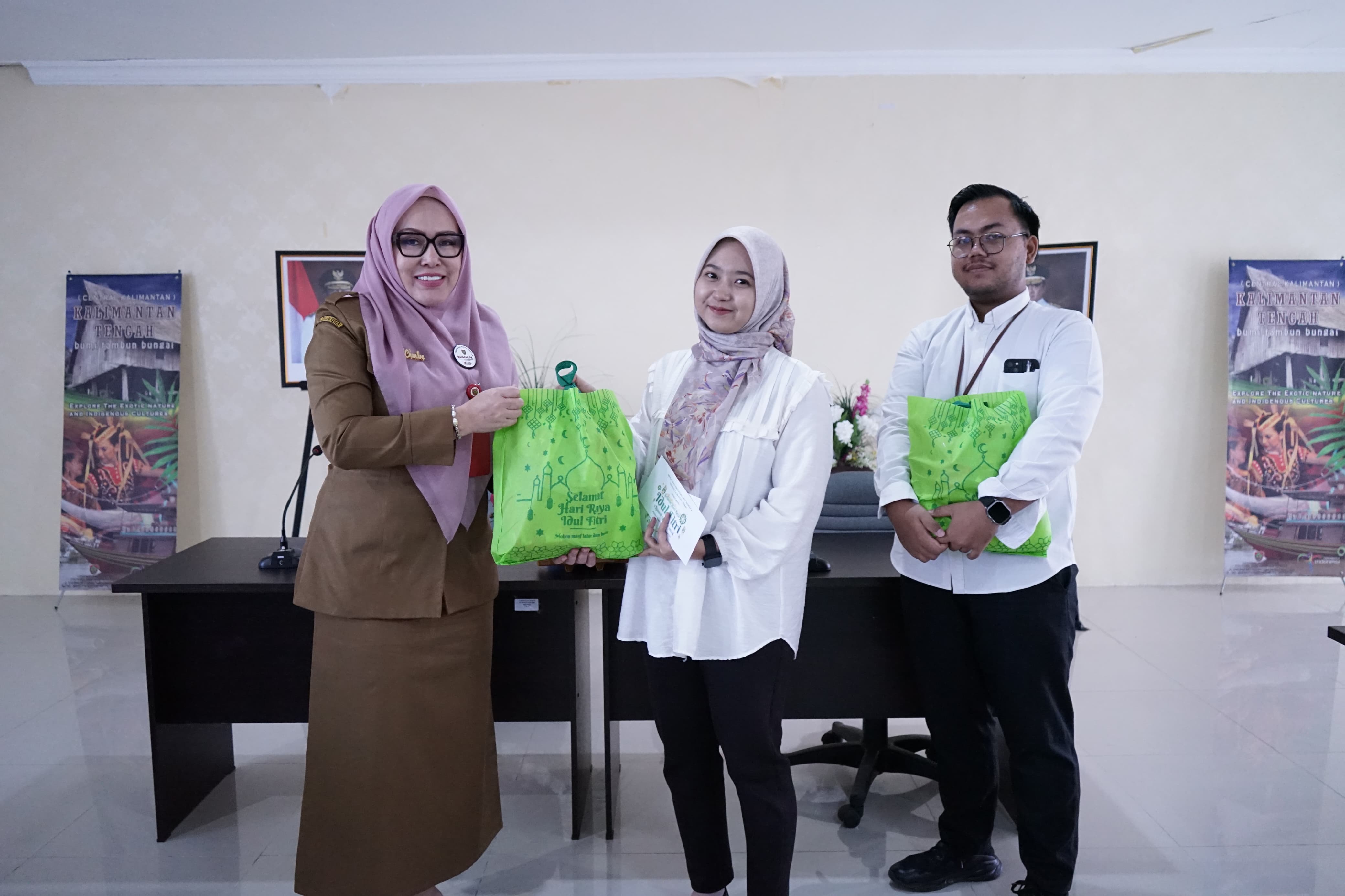 Pererat Tali Persaudaraan, Disbudpar Kalteng Berbagi Berkah dengan Tenaga Kontrak