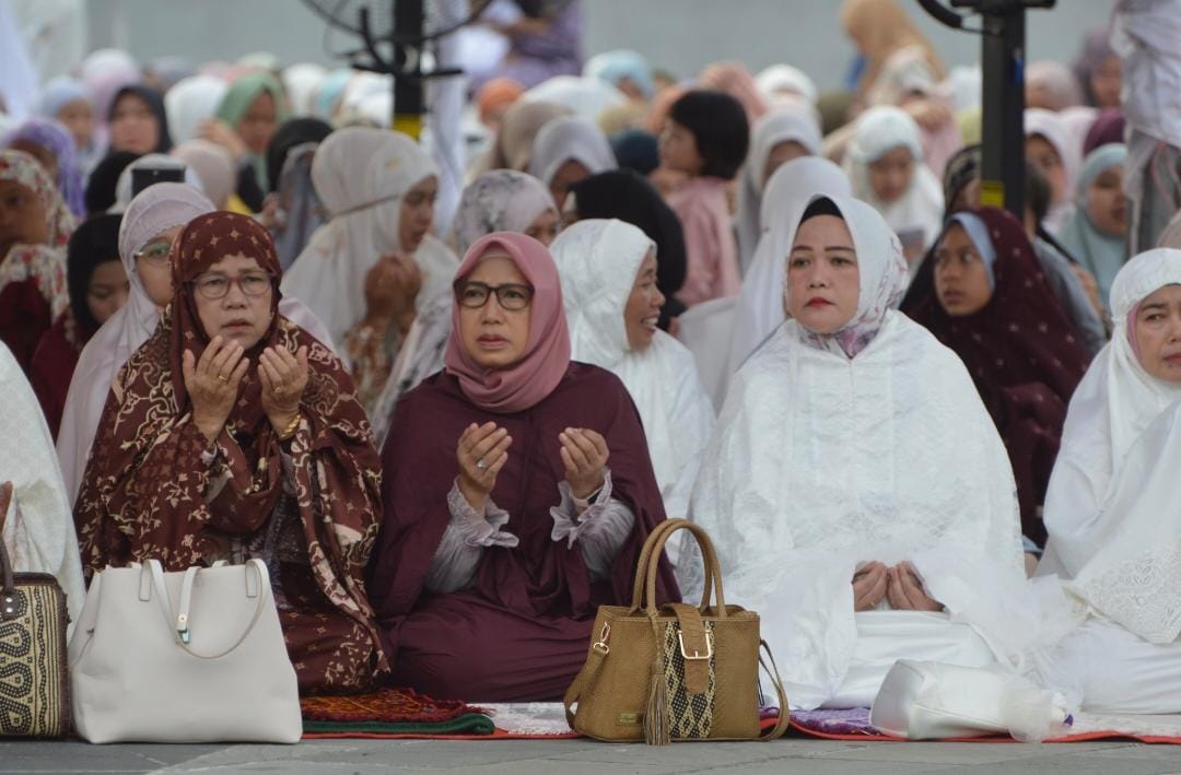 Kadis TPHP Kalteng Ikuti Salat Idul Fitri 1446 H di Bundaran Besar