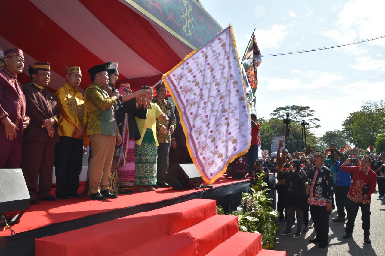 Pembukaan Festival Budaya Isen Mulang dan Karnaval Budaya Kalimantan Tengah Tahun 2018