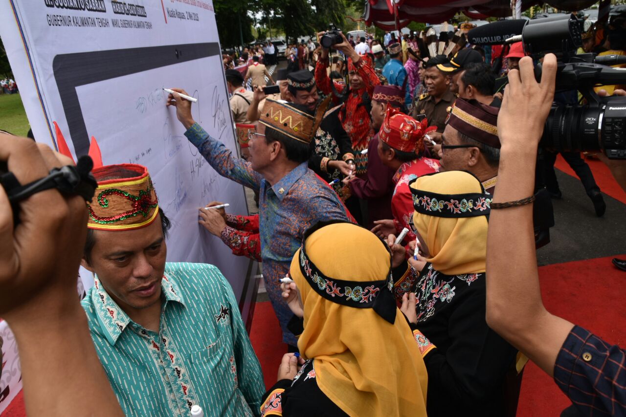 Penandatanganan Deklarasi #KaltengBicaraBaik Dalam Peringatan HUT Ke-61 Provinsi Kalimantan Tengah