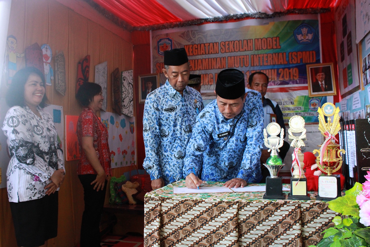 Pemerintah Tinjau Pameran Sekolah Tingkat Model
