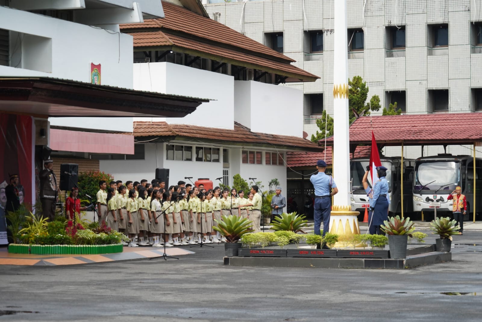Wakil Gubernur Edy Pratowo Pimpin Upacara Bendera Peringatan Hardiknas Tahun 2023 di Lingkungan Pemprov Kalteng