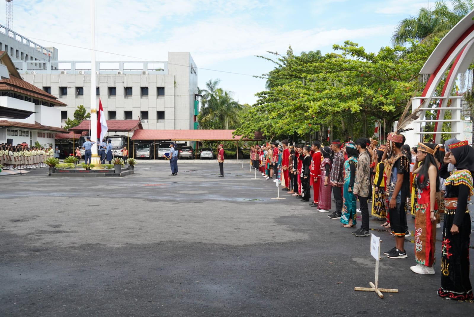 Wakil Gubernur Edy Pratowo Pimpin Upacara Bendera Peringatan Hardiknas Tahun 2023 di Lingkungan Pemprov Kalteng