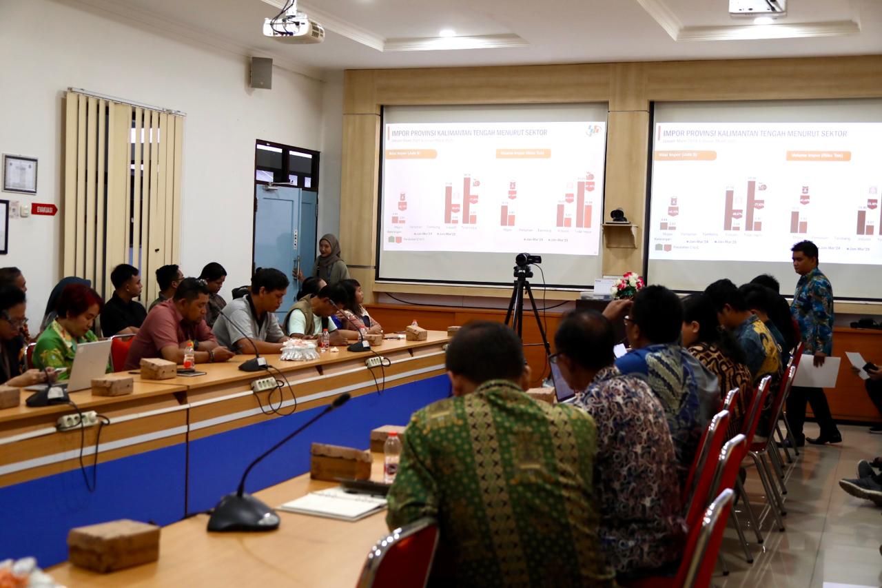 Asisten Ekbang Sri Widanarni Hadiri Konferensi Pers Berita Resmi Statistik BPS pada April 2025