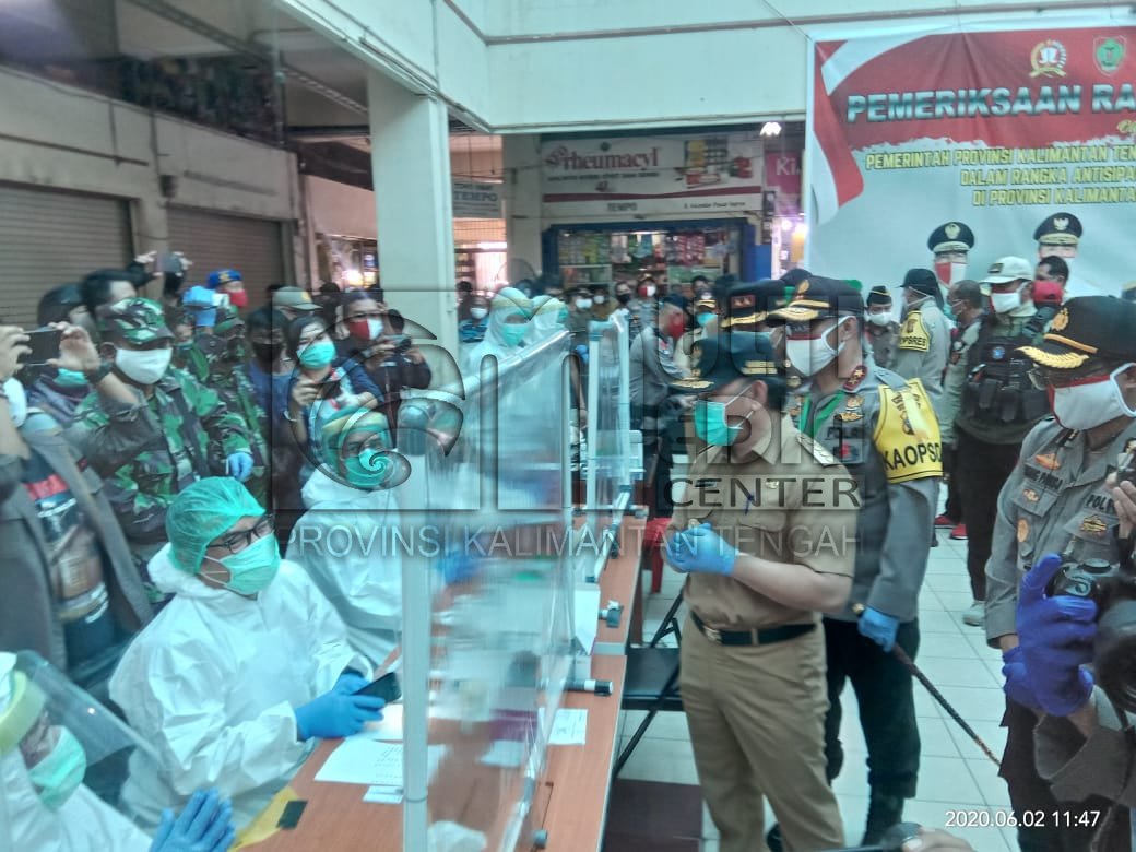 Kunjungi Kab. Kotim, Gubernur Serahkan Bantuan Masker dari Pemprov Kalteng dan Memantau Langsung Pelaksanaan Rapid Test Massal di PPM Sampit