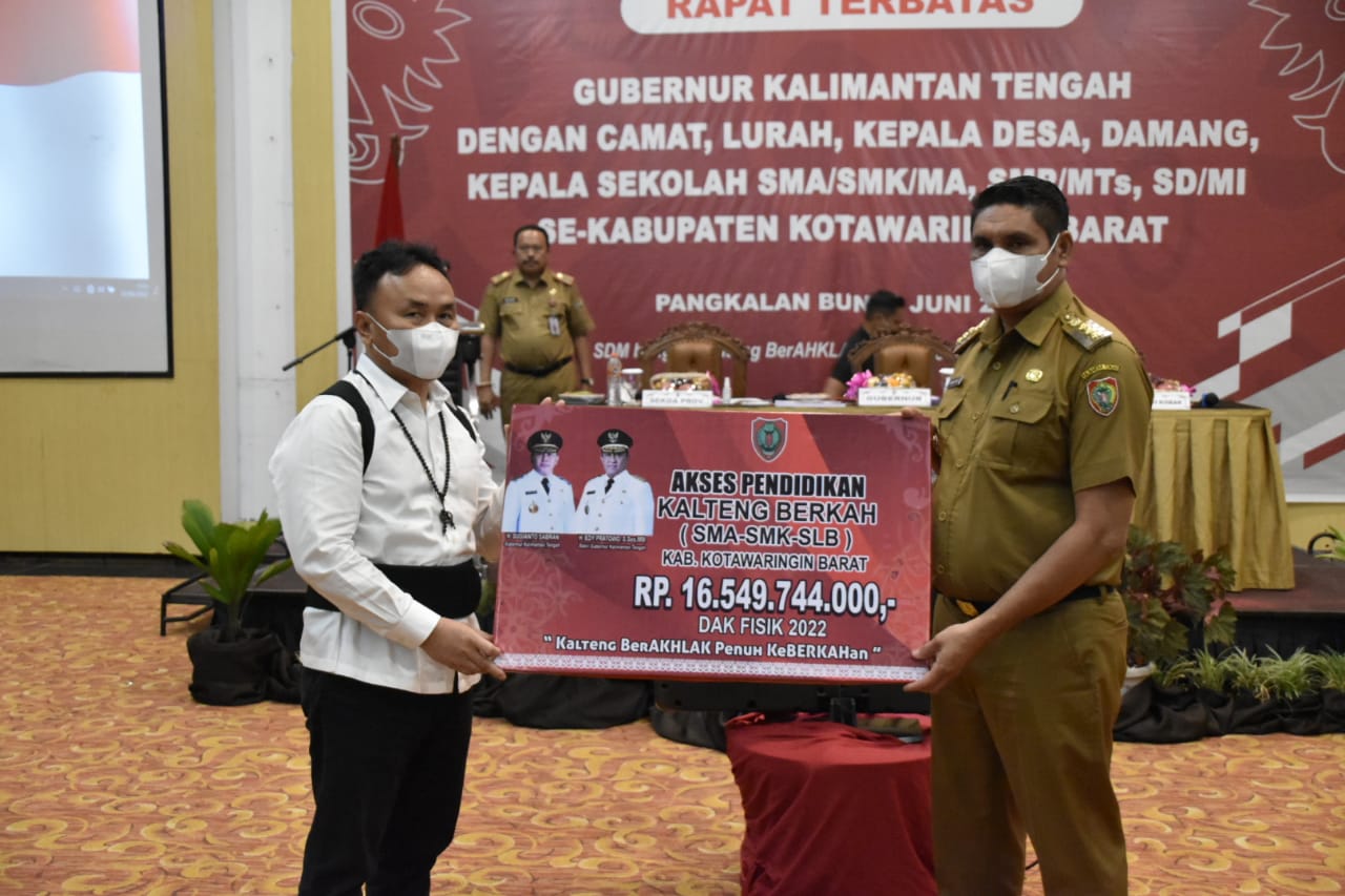 Gubernur Kalteng Serahkan Bantuan Akses Pendidikan Sarana/Prasarana Kalteng Berkah Sebesar 16.549.744.000 Kepada SMA, SMK, SLB Se-Kabupaten Kotawaringin Barat