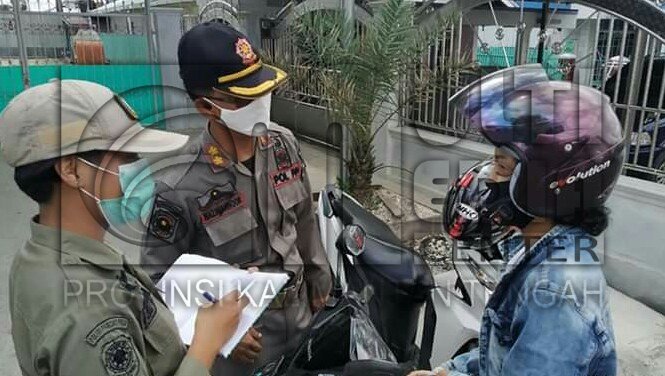 SatPol PP dan Damkar Kabupaten Kapuas Lakukan Razia Masker Demi Tingkatkan Kesadaran Masyarakat 