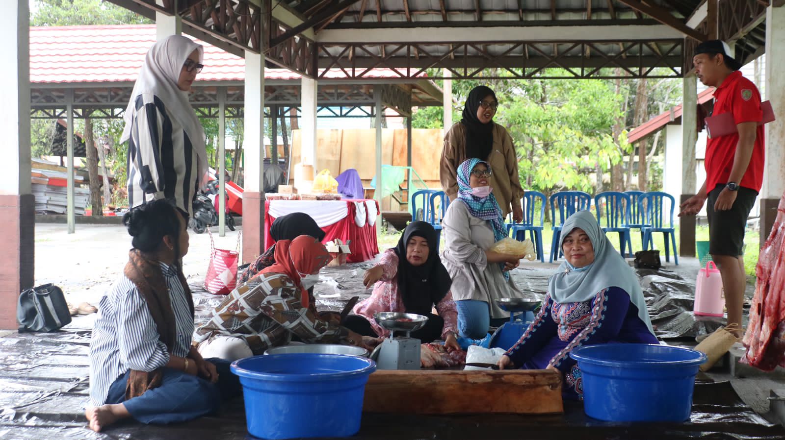 Sembelih Hewan Kurban, Kadisbudpar Adiah Chandra Sari Tekankan Pentingnya Memupuk Solidaritas