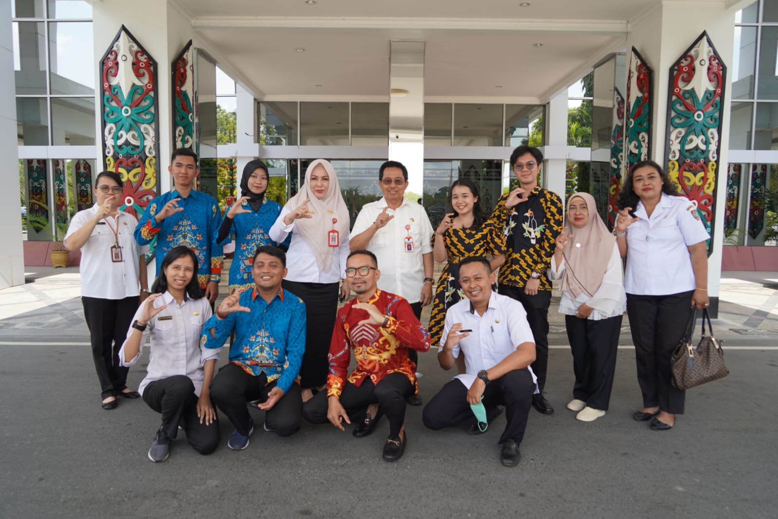 Asisten Bidang Pemkesra Kaspinor Lepas Peserta Gita Bahasa Nusantara Provinsi Kalteng