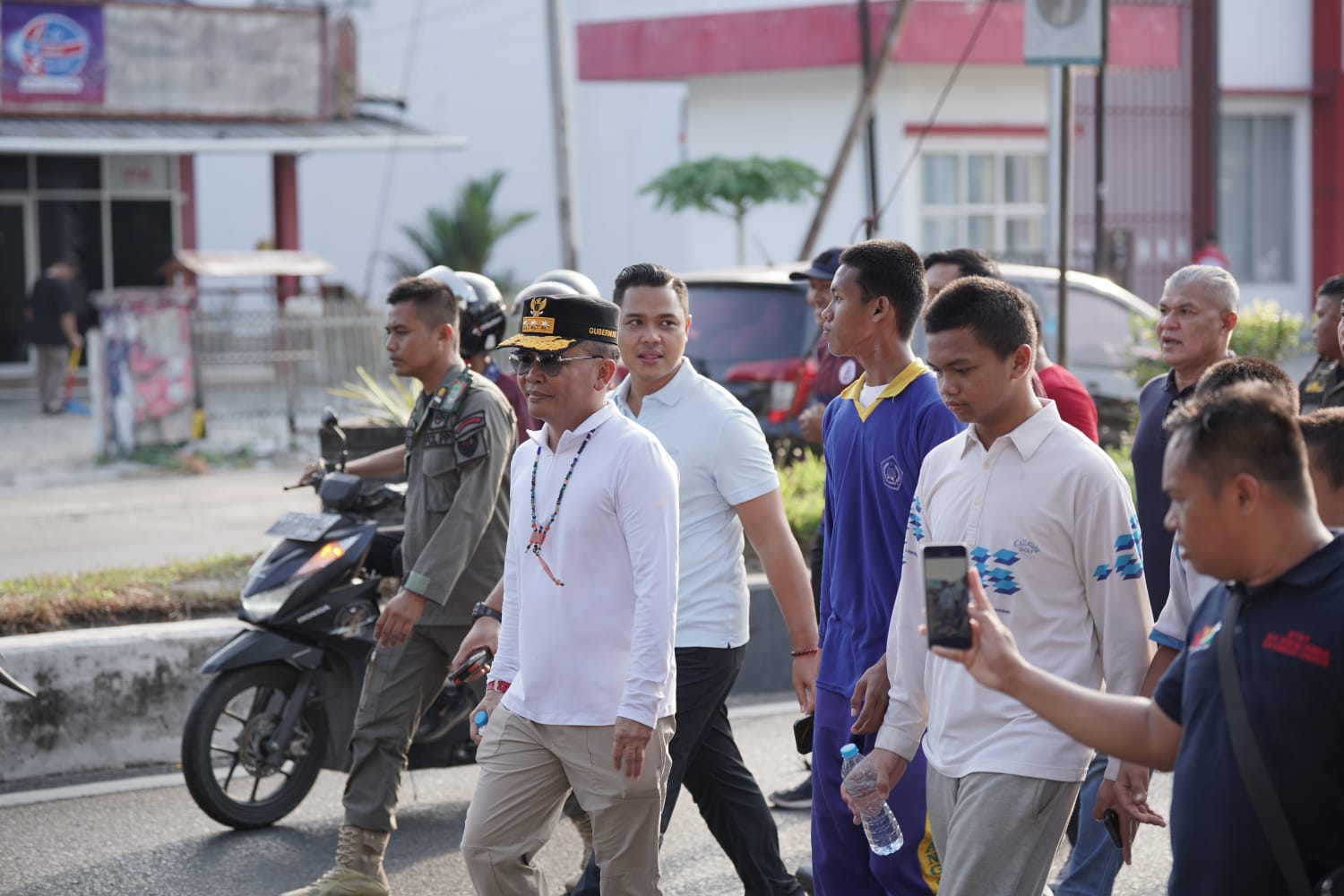 ‎Gubernur H. Agustiar Sabran Jalan Sehat Bersama Siswa SMAN 1 Palangka Raya di HUT ke-66, Plt. Kadisdik Kalteng : Kita Patut Berbangga dan Bersyukur