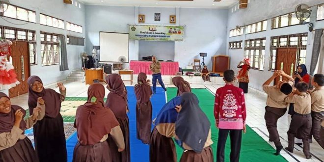 Komunitas Literasi Ajari Siswa MTsN 1 Palangka Raya Belajar Seni Teater