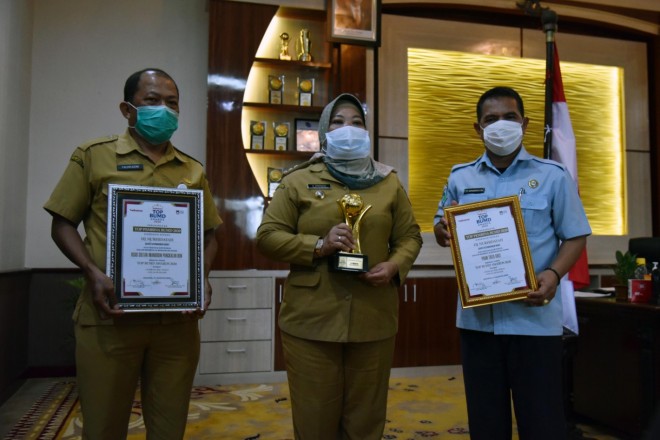 Bupati Hj Nurhidayah Terima Penghargaan Sebagai Top Pembina dalam Ajang Top BUMD Awards 2020
