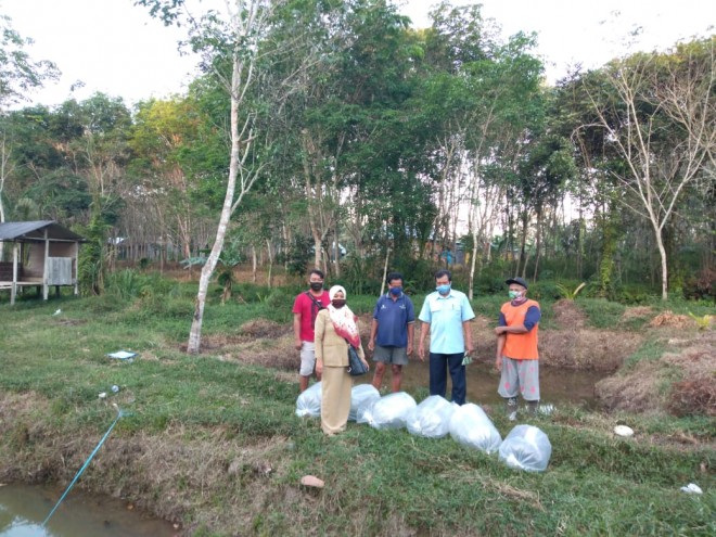 Penyaluran Bantuan Stimulan Benih dan Pakan Ikan di Arsel dan Pangkalan Lada