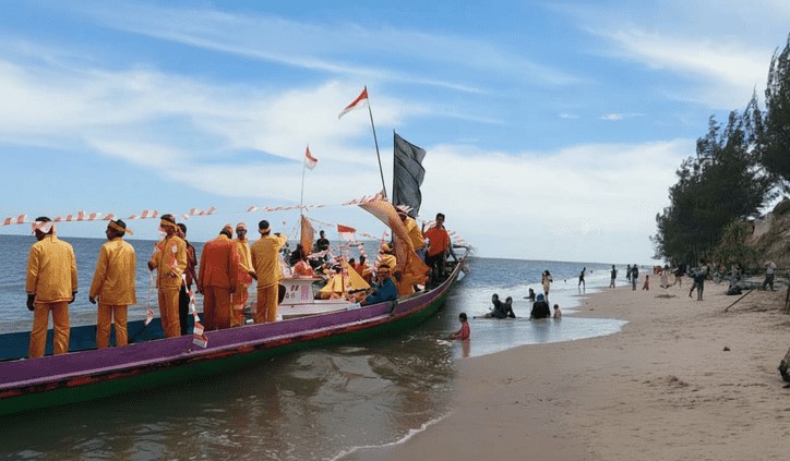 Di Balik Senja Ujung Pandaran, Ada Ritual yang Menjaga Laut
