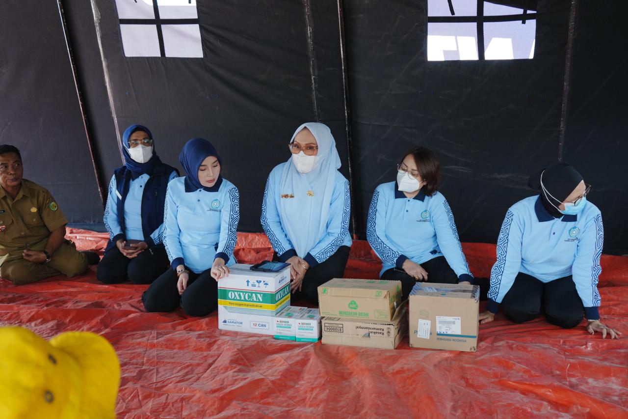 TP PKK Kalteng Salurkan Bantuan untuk Relawan Karhutla di Petuk Katimpun