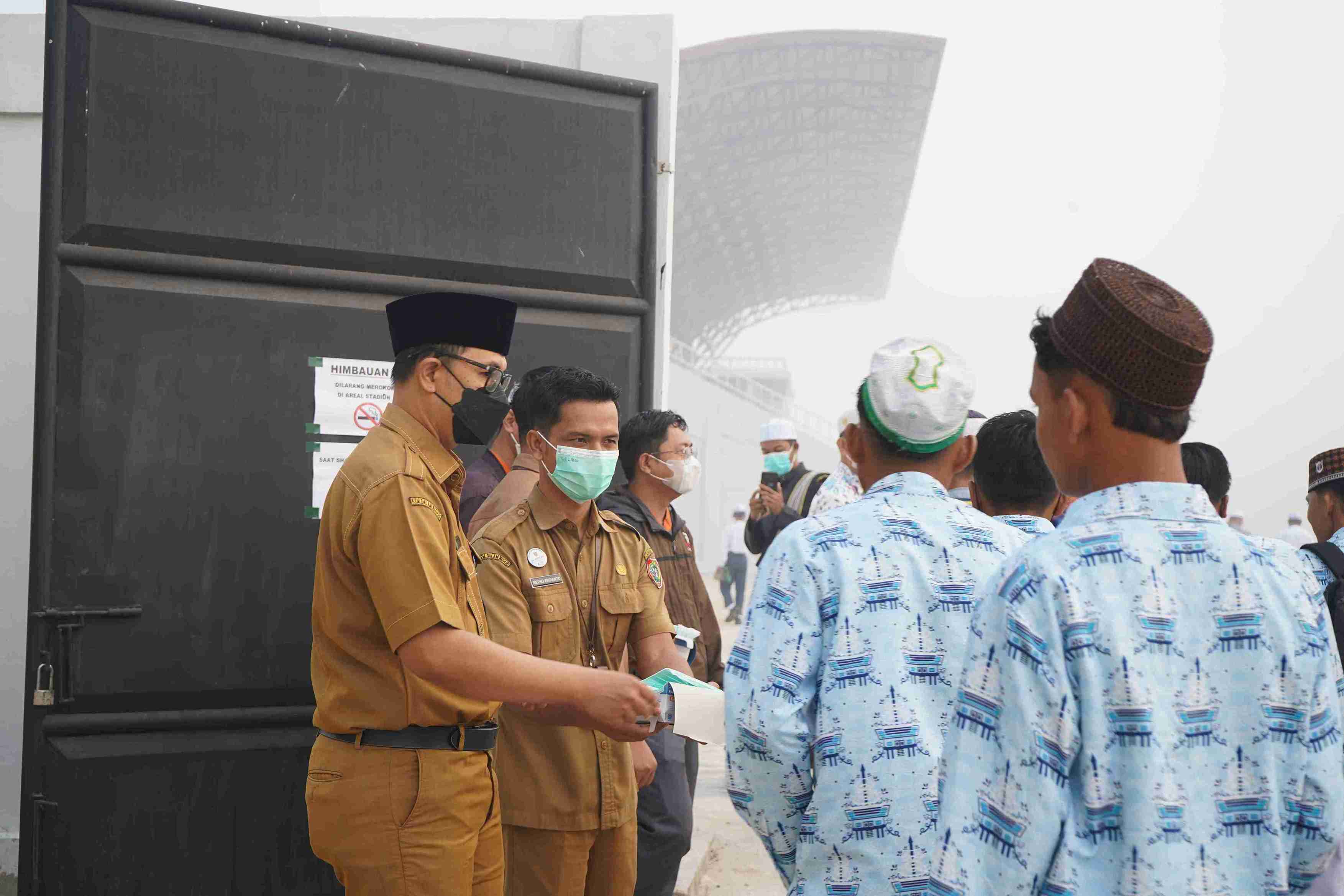 Di Tengah Kabut Asap, RSUD Hanau Bagikan Masker kepada Jamaah Sholat Istisqa di Pembuang Hulu
