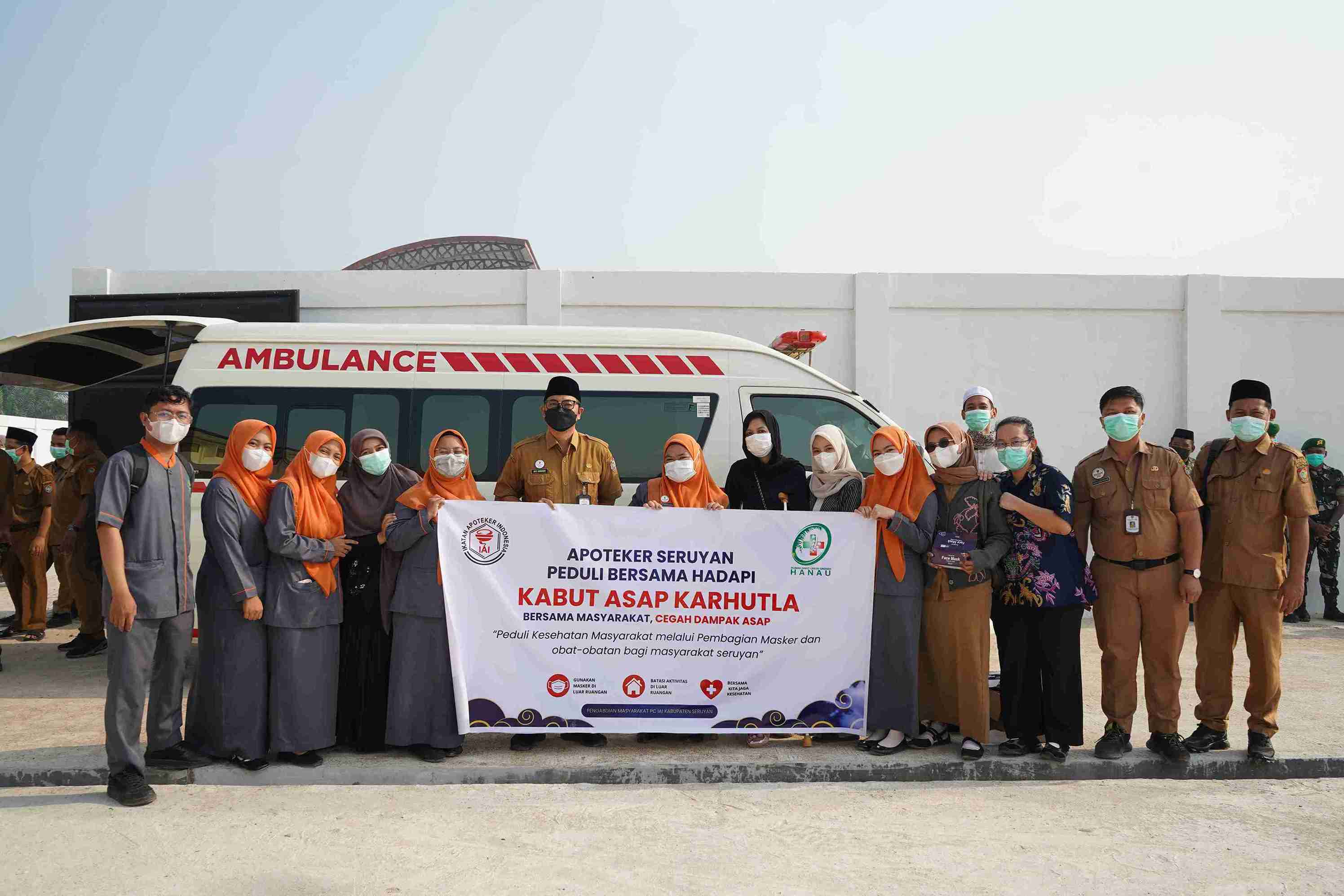 Di Tengah Kabut Asap, RSUD Hanau Bagikan Masker kepada Jamaah Sholat Istisqa di Pembuang Hulu