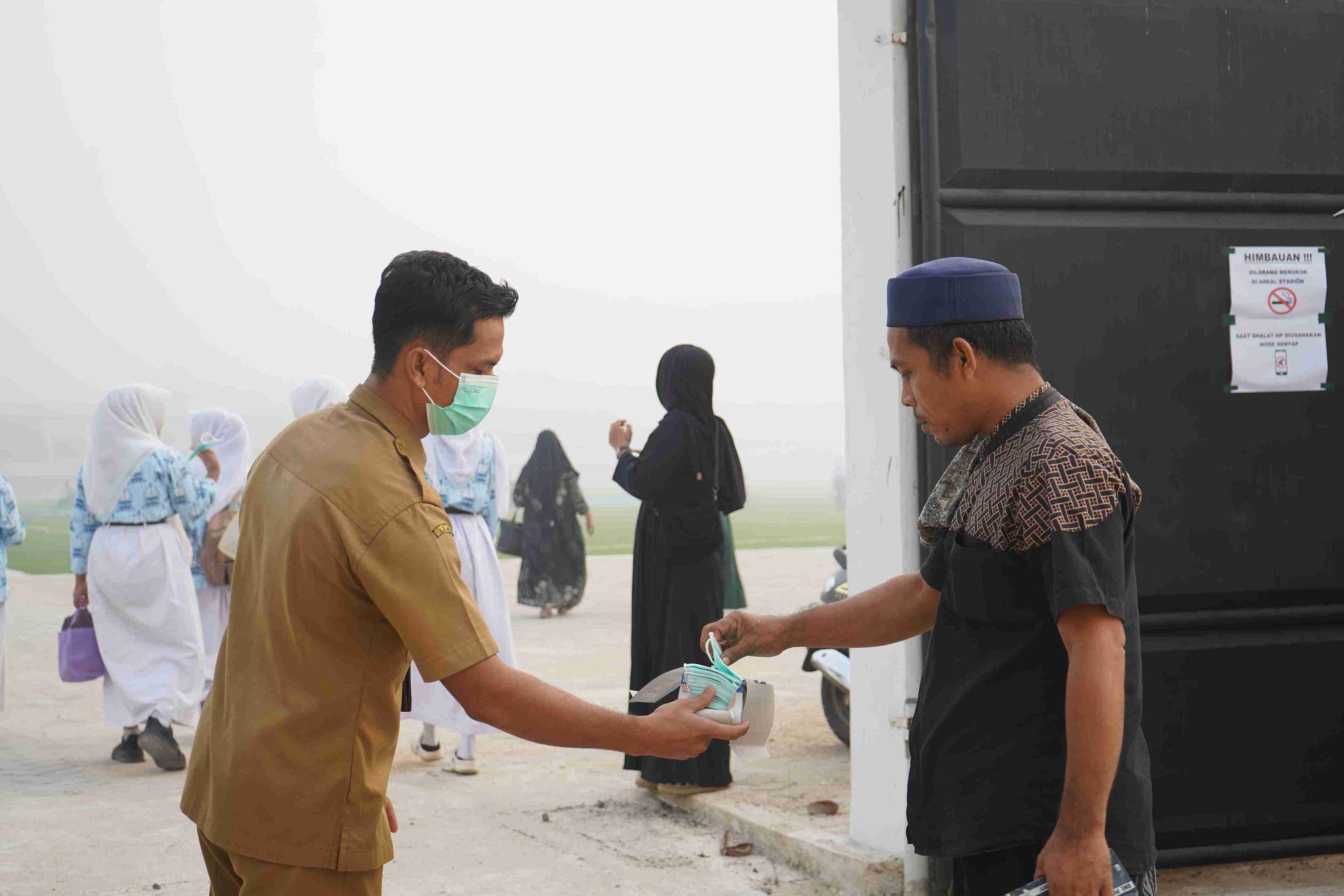 Di Tengah Kabut Asap, RSUD Hanau Bagikan Masker kepada Jamaah Sholat Istisqa di Pembuang Hulu