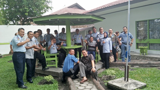 RUMAH DINAS KAKANWIL DISERBU INSAN PENGAYOMAN UNTUK MELEPAS KEPERGIAN MANTAN KAKANWIL KEMENKUMHAM KALTENG 