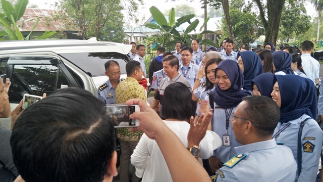 RUMAH DINAS KAKANWIL DISERBU INSAN PENGAYOMAN UNTUK MELEPAS KEPERGIAN MANTAN KAKANWIL KEMENKUMHAM KALTENG 