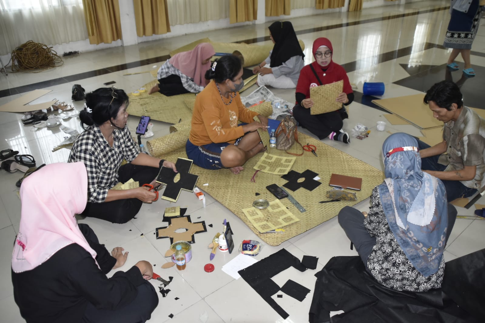 Lestarikan Kearifan Lokal, Disdagperin Kalteng Bersinergi Dengan Dekranasda Gelar Bimtek Inovasi Produk Anyaman Purun