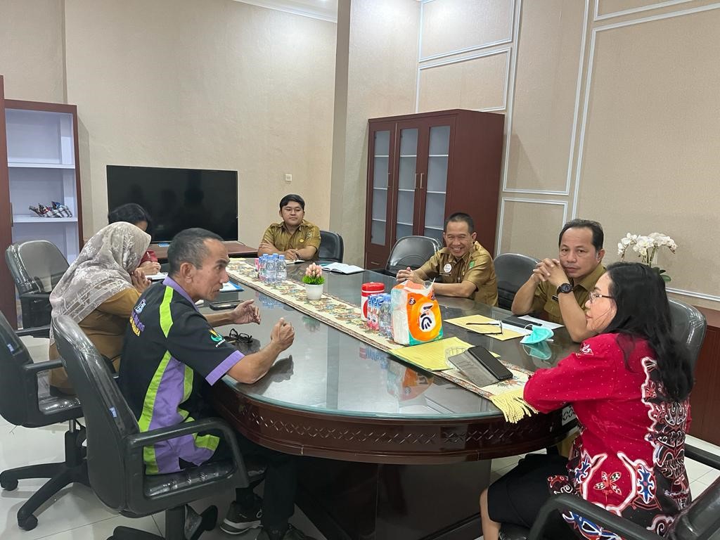 Dislutkan Serahkan Surat Pendaftaran Rekomendasi Kepada Calon Pembangun dan Pengelola SPDN/SPBUN Kabupaten Sukamara