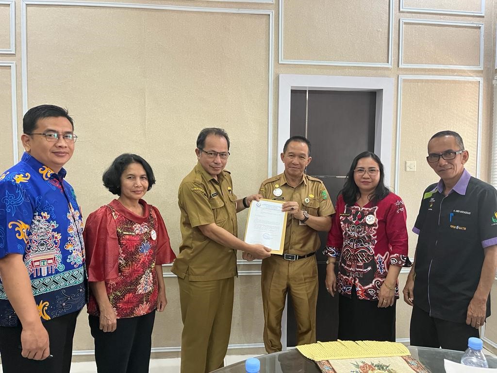 Dislutkan Serahkan Surat Pendaftaran Rekomendasi Kepada Calon Pembangun dan Pengelola SPDN/SPBUN Kabupaten Sukamara