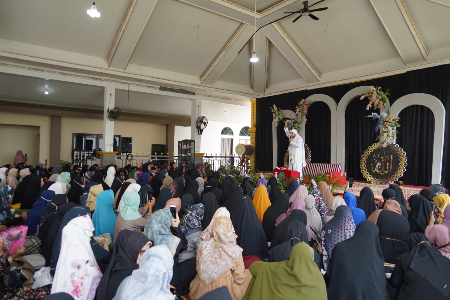 Hadiri Majelis Taklim dan Tadzkir Al Anwar Lil Habib Muhammad Syahab, Ketua TP-PKK Ivo Sugianto Sabran Ajak Berkomitmen Amalkan Ajaran Nabi Muhammad SAW 
