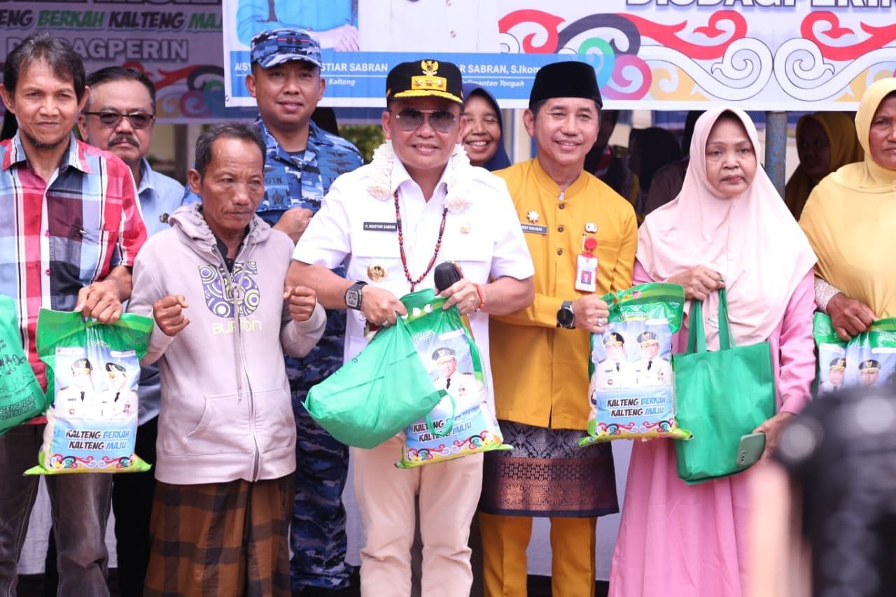 Gubernur Kalteng Tinjau Digitalisasi Pembelajaran dan Pasar Murah di SMAN 1 Kumai