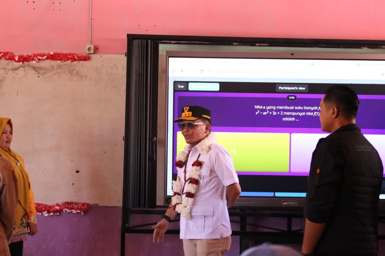 Gubernur Kalteng Tinjau Digitalisasi Pembelajaran dan Pasar Murah di SMAN 1 Kumai