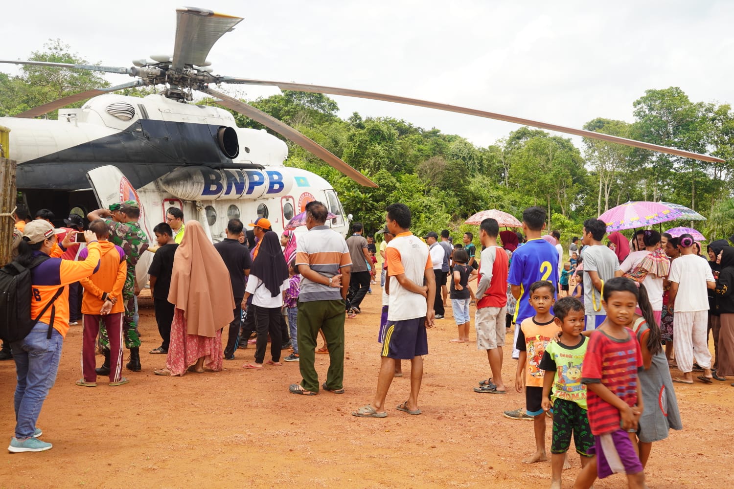 Bantuan Sembako Diantar Helikopter, Warga Seruyan Hulu Ucapkan Terima Kasih Kepada Gubernur Sugianto Sabran