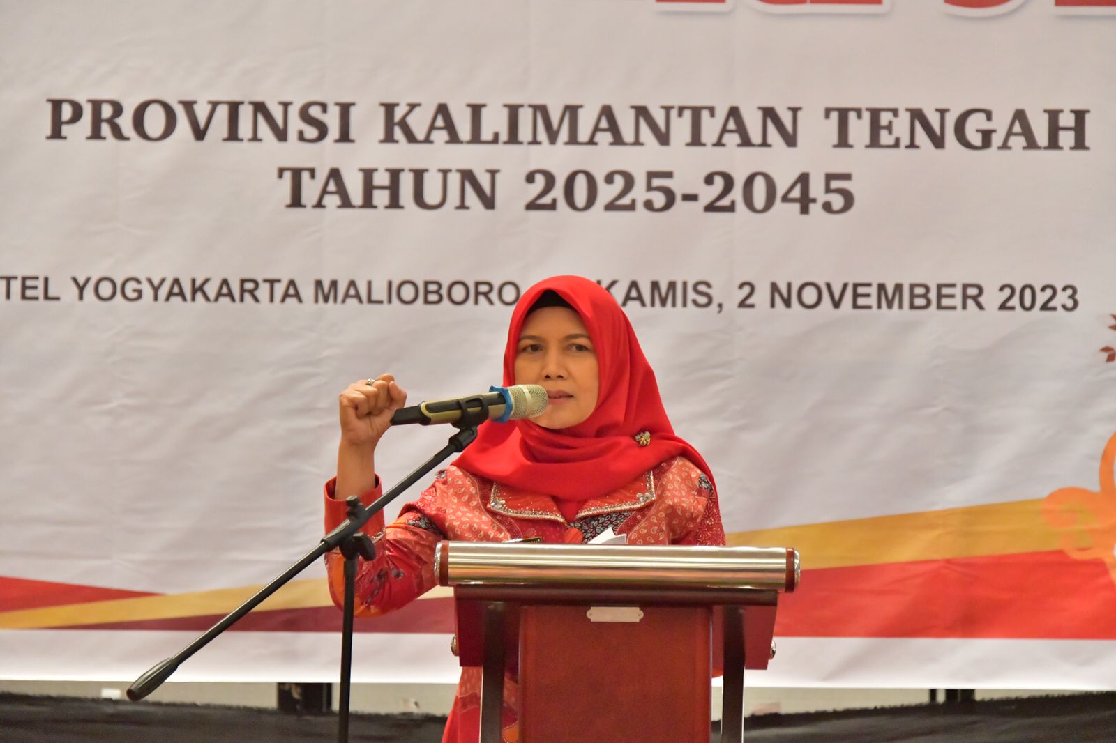 Asisten Ekbang Sri Widanarni Buka Kegiatan Sinkronisasi/Penyelarasan Penyusunan RPJPD Provinsi Kalteng Tahun 2025-2045
