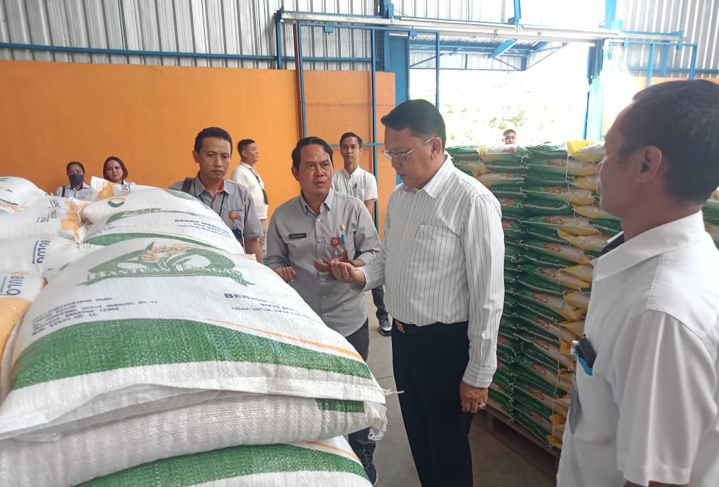 Sekretaris Daerah Kab. Gumas Cek Ketersediaan Stok Beras di Gudang Bulog