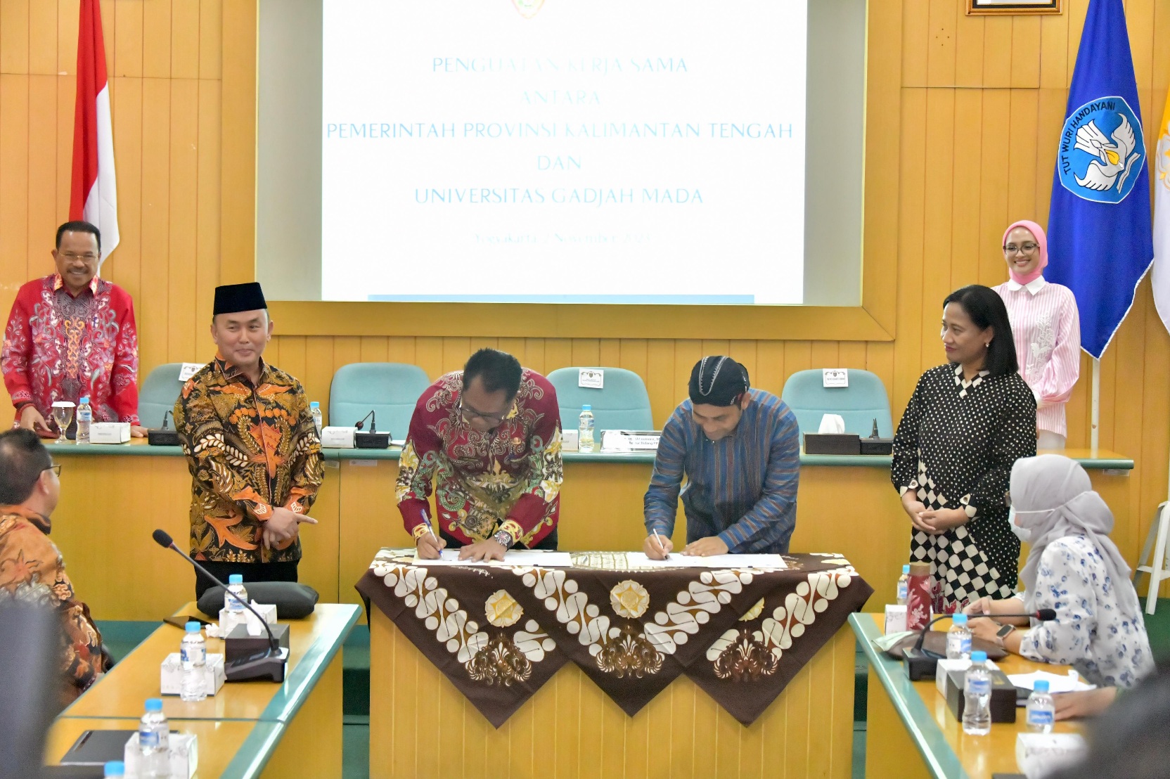 Sepakati Kerja Sama dengan UGM, Kepala Dislutkan Prov. Kalteng Tandatangani PKS